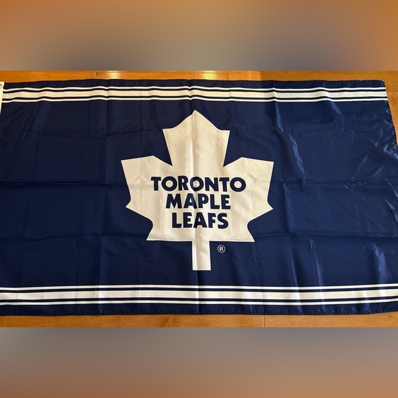 Toronto Mapleleaf flag - Picture 3 of 3